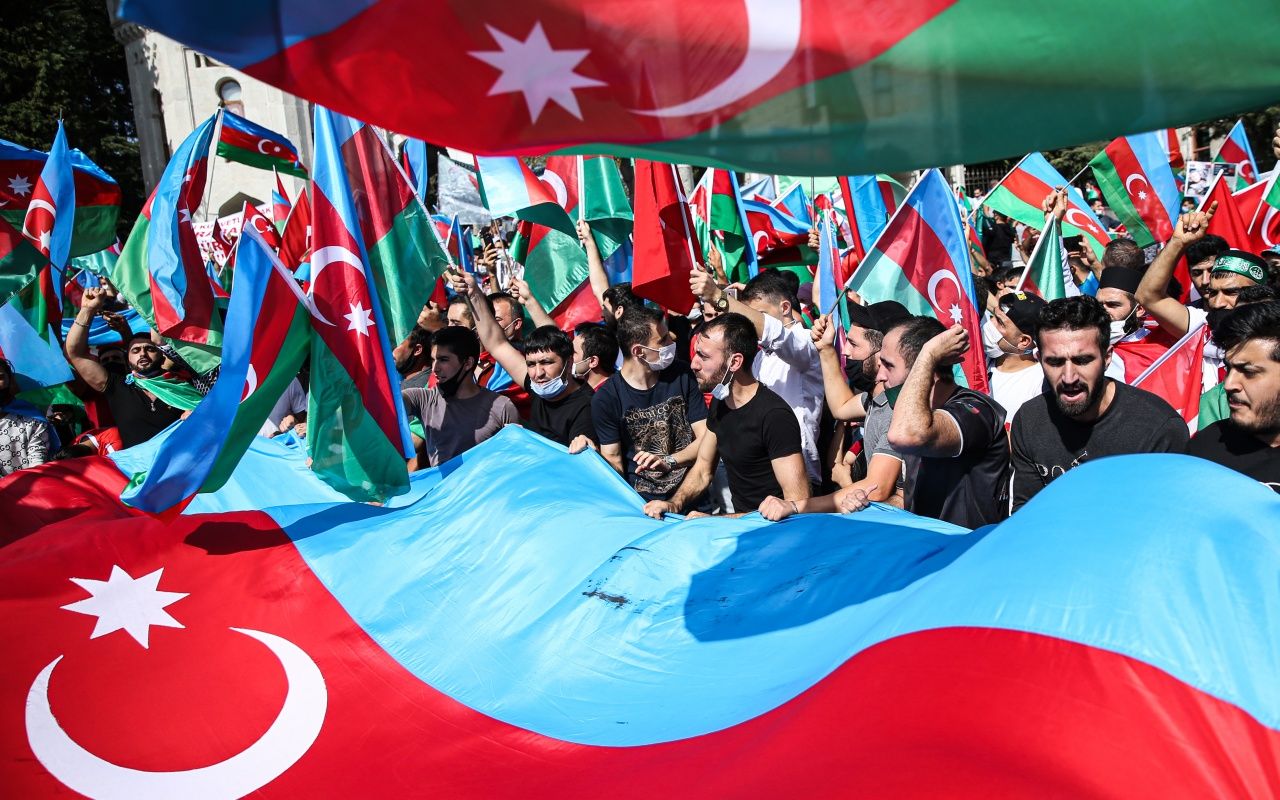 Azerbaycan bayrağını kapan koştu 10
