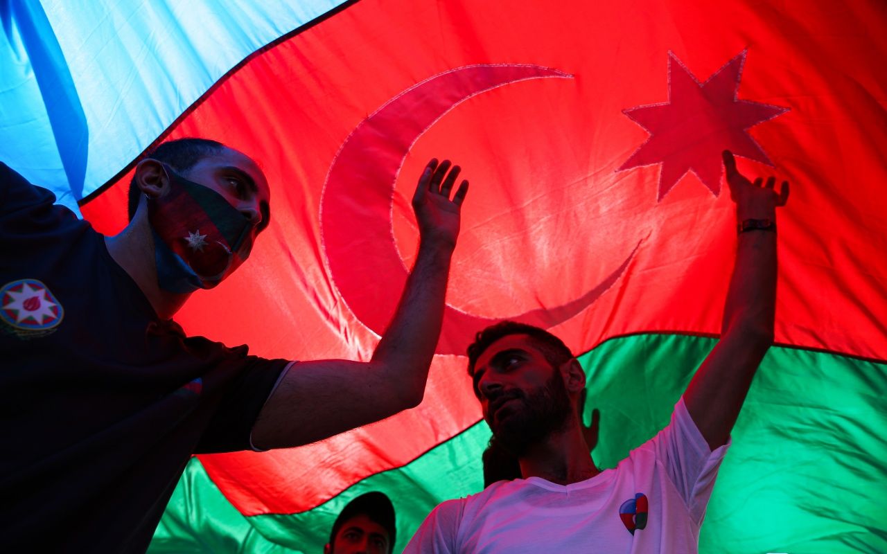 Azerbaycan bayrağını kapan koştu 13