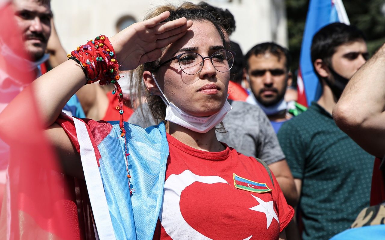 Azerbaycan bayrağını kapan koştu 5