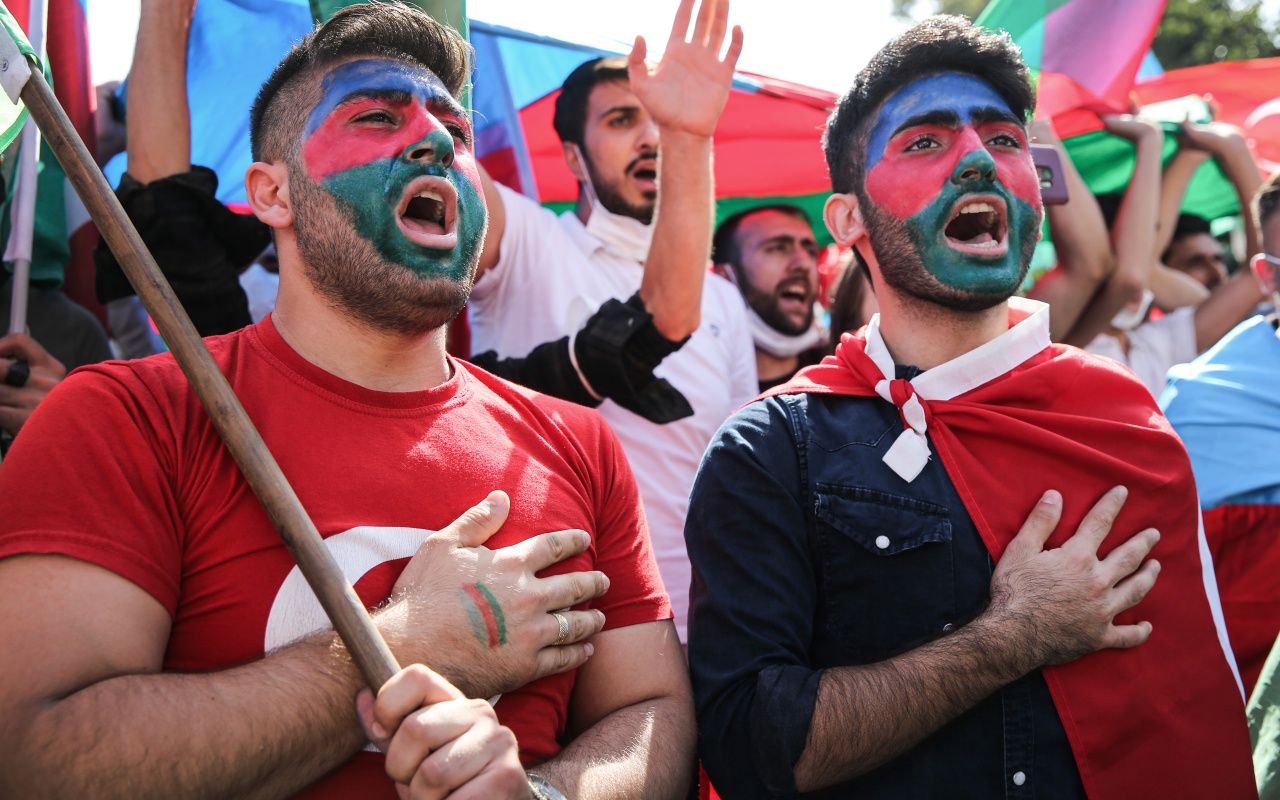 Azerbaycan bayrağını kapan koştu 6