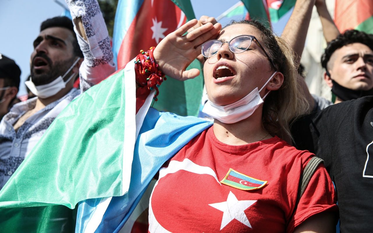 Azerbaycan bayrağını kapan koştu 15