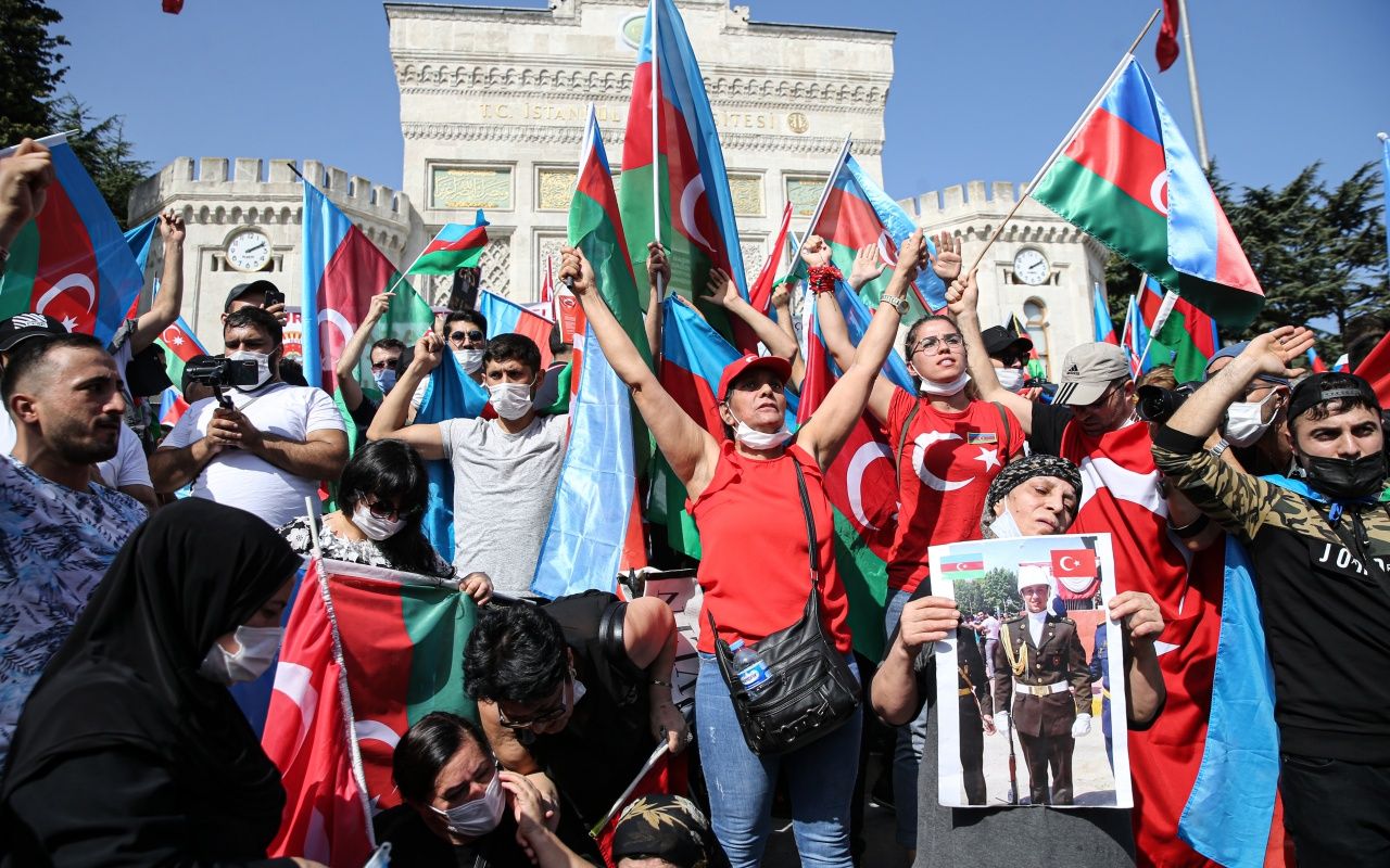 Azerbaycan bayrağını kapan koştu 16
