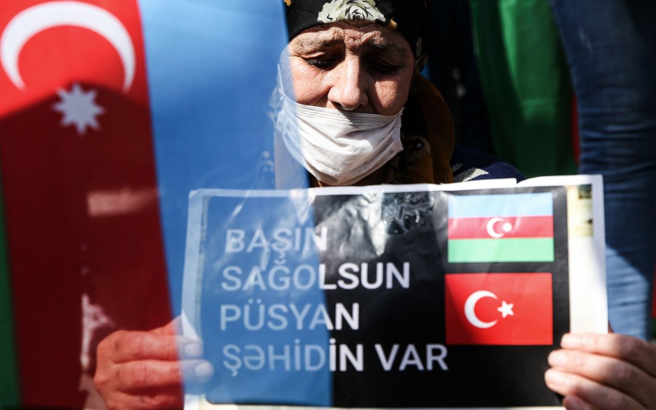 Azerbaycan bayrağını kapan koştu 14