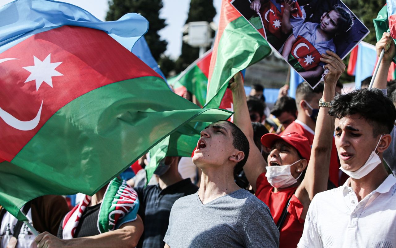 Azerbaycan bayrağını kapan koştu 8