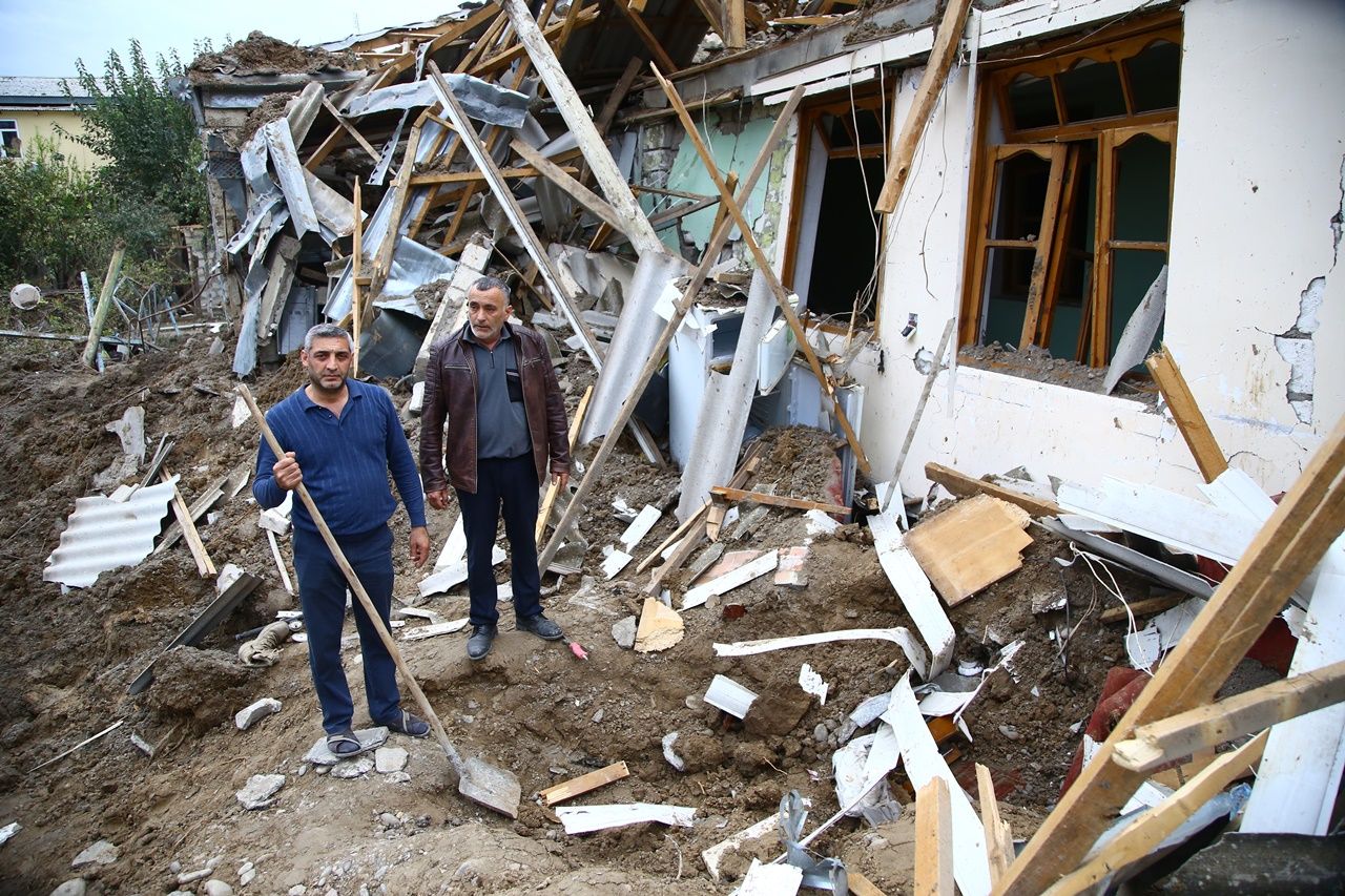 Ailesini enkaz altından elleriyle kazarak kurtardı 3