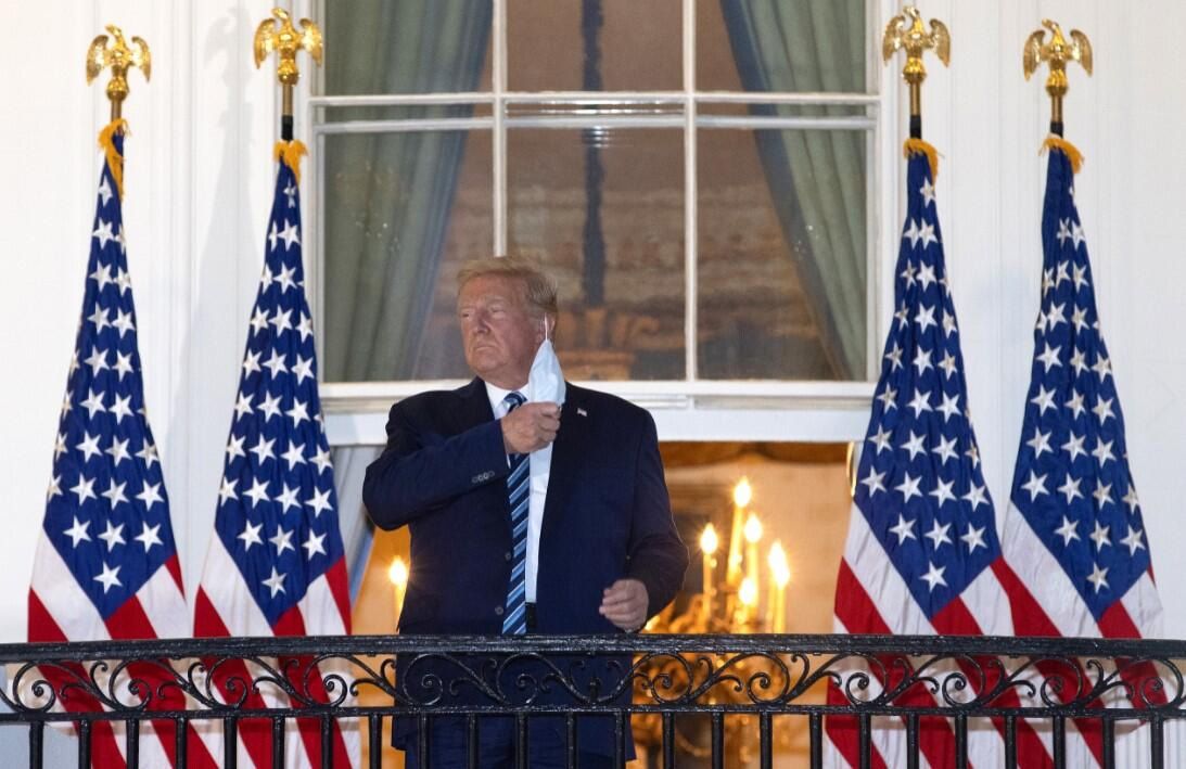 Taburcu olan Trump Beyaz Saray'a döndü! Nefes almakta zorlandı maskeyi çıkardı 1