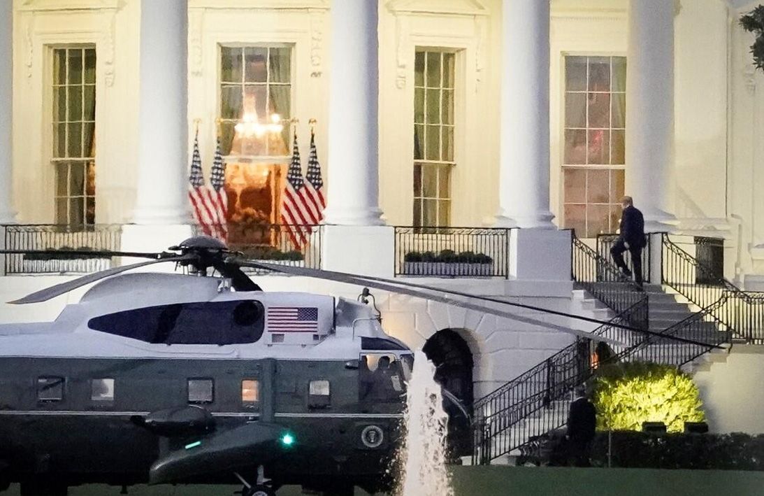 Taburcu olan Trump Beyaz Saray'a döndü! Nefes almakta zorlandı maskeyi çıkardı 2