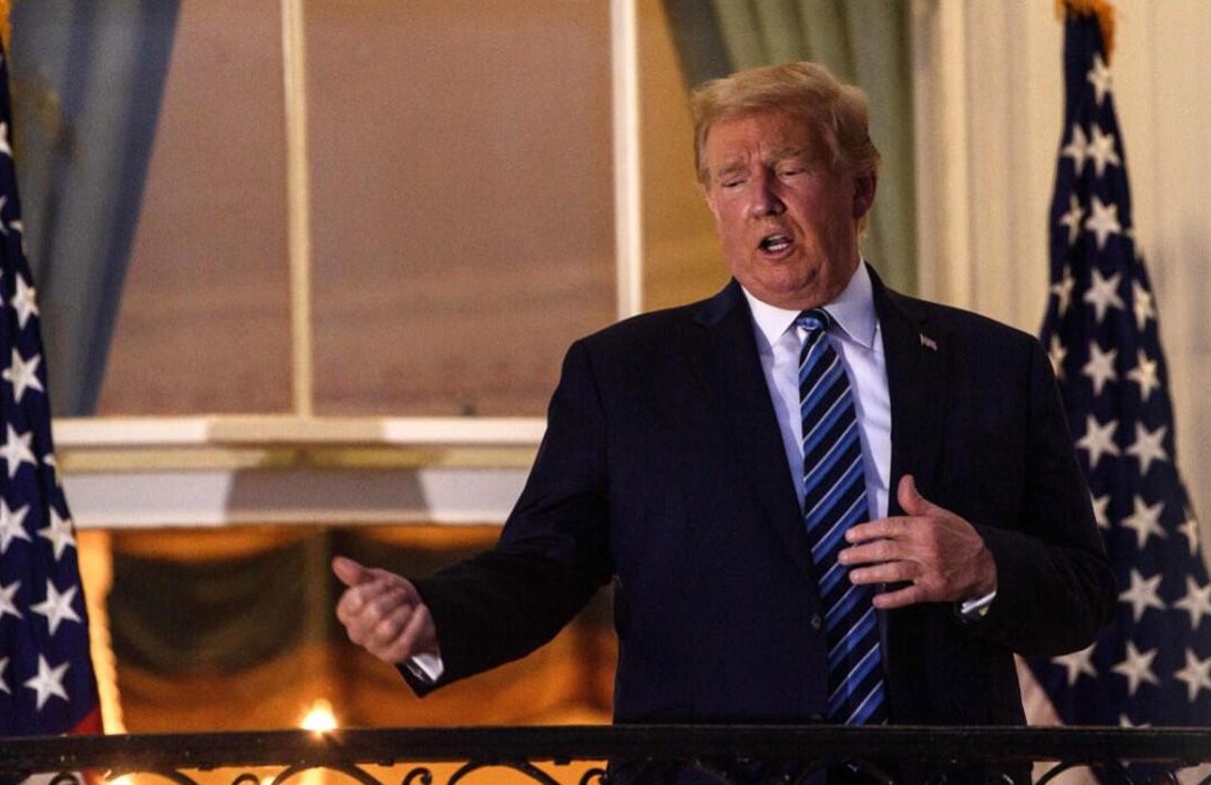 Taburcu olan Trump Beyaz Saray'a döndü! Nefes almakta zorlandı maskeyi çıkardı 6