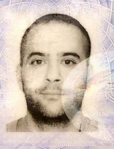 Cami avlusunda sırtından bıçaklandı 4