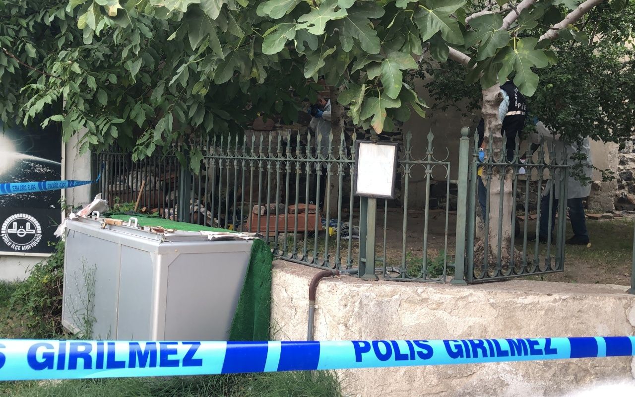 Cami avlusunda sırtından bıçaklandı 3
