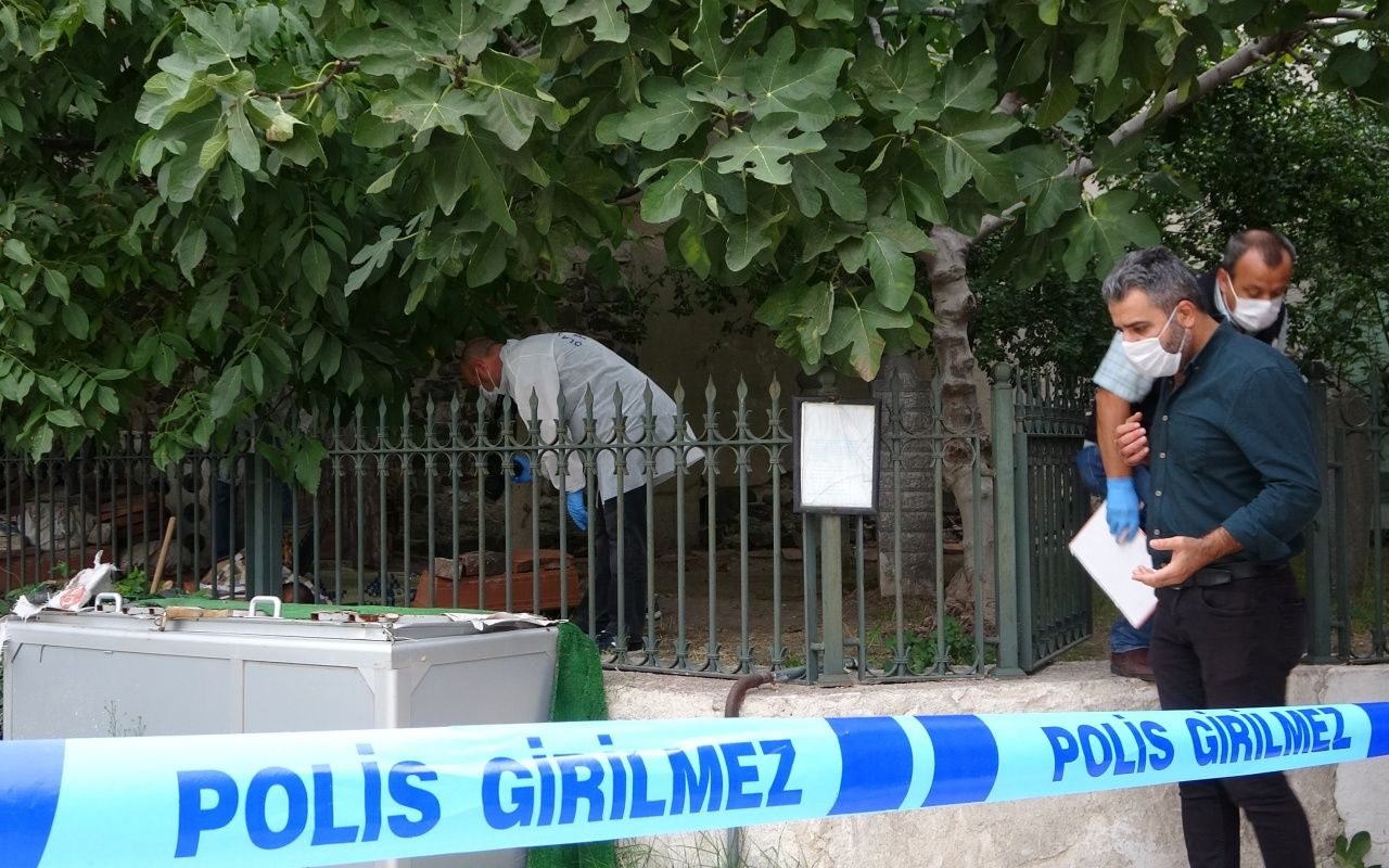 Cami avlusunda sırtından bıçaklandı 5