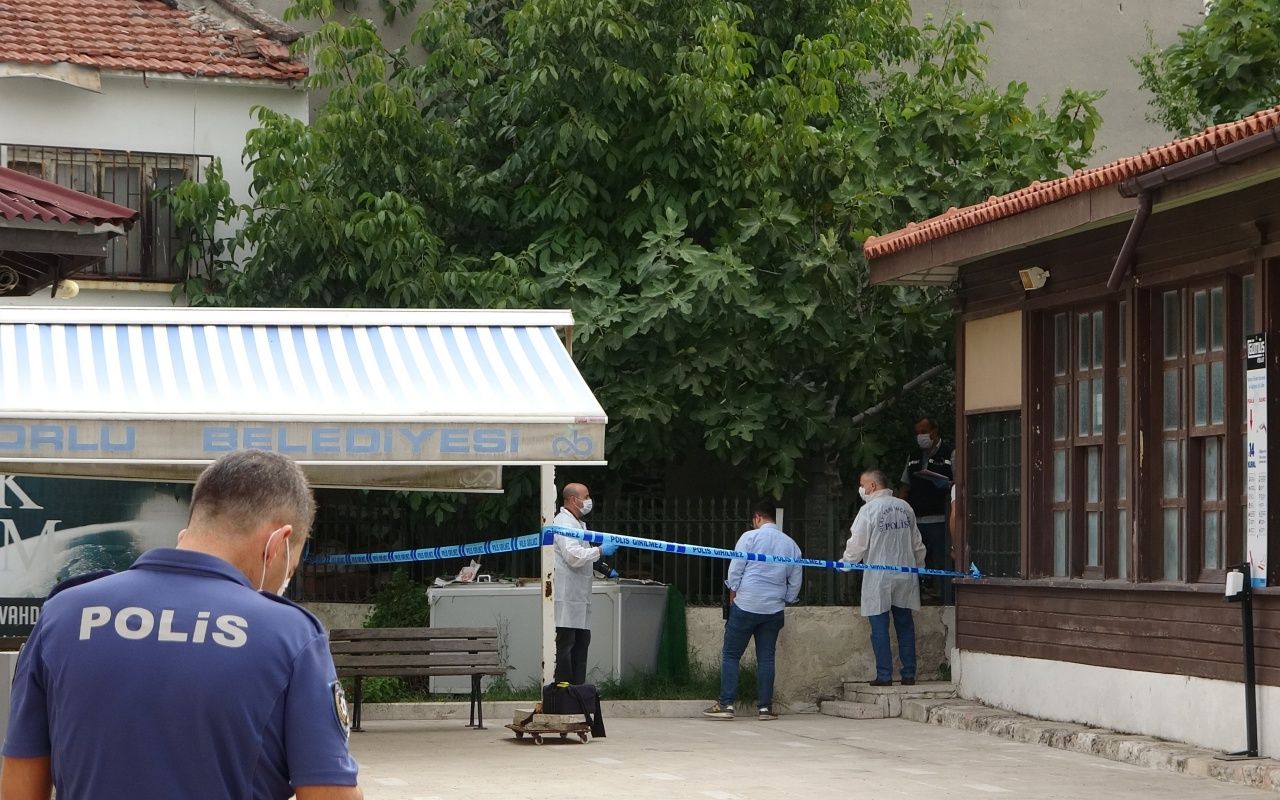 Cami avlusunda sırtından bıçaklandı 8