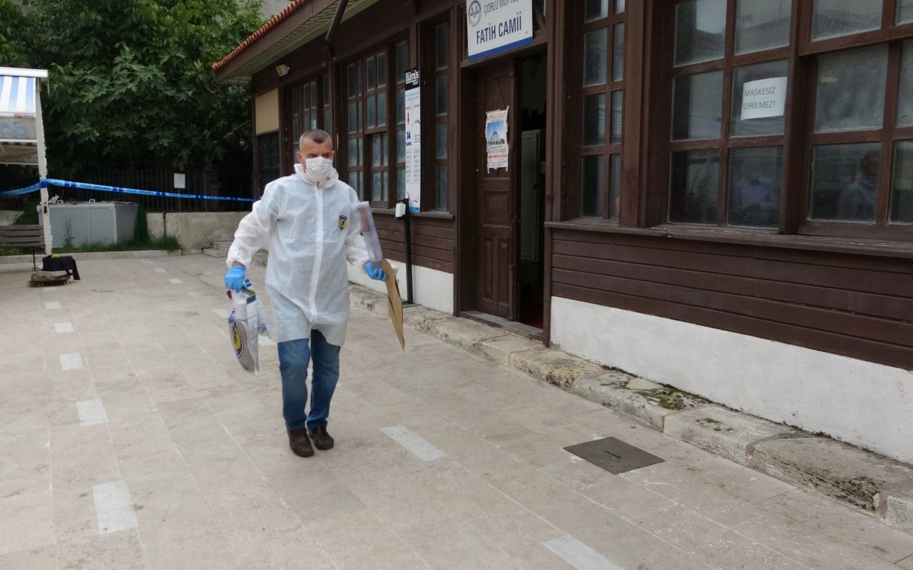 Cami avlusunda sırtından bıçaklandı 6