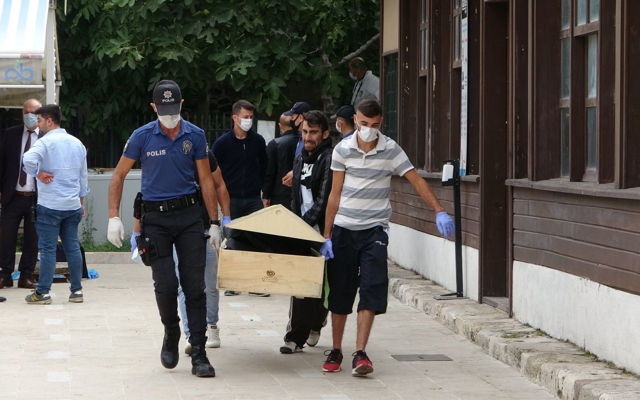 Cami avlusunda sırtından bıçaklandı 10