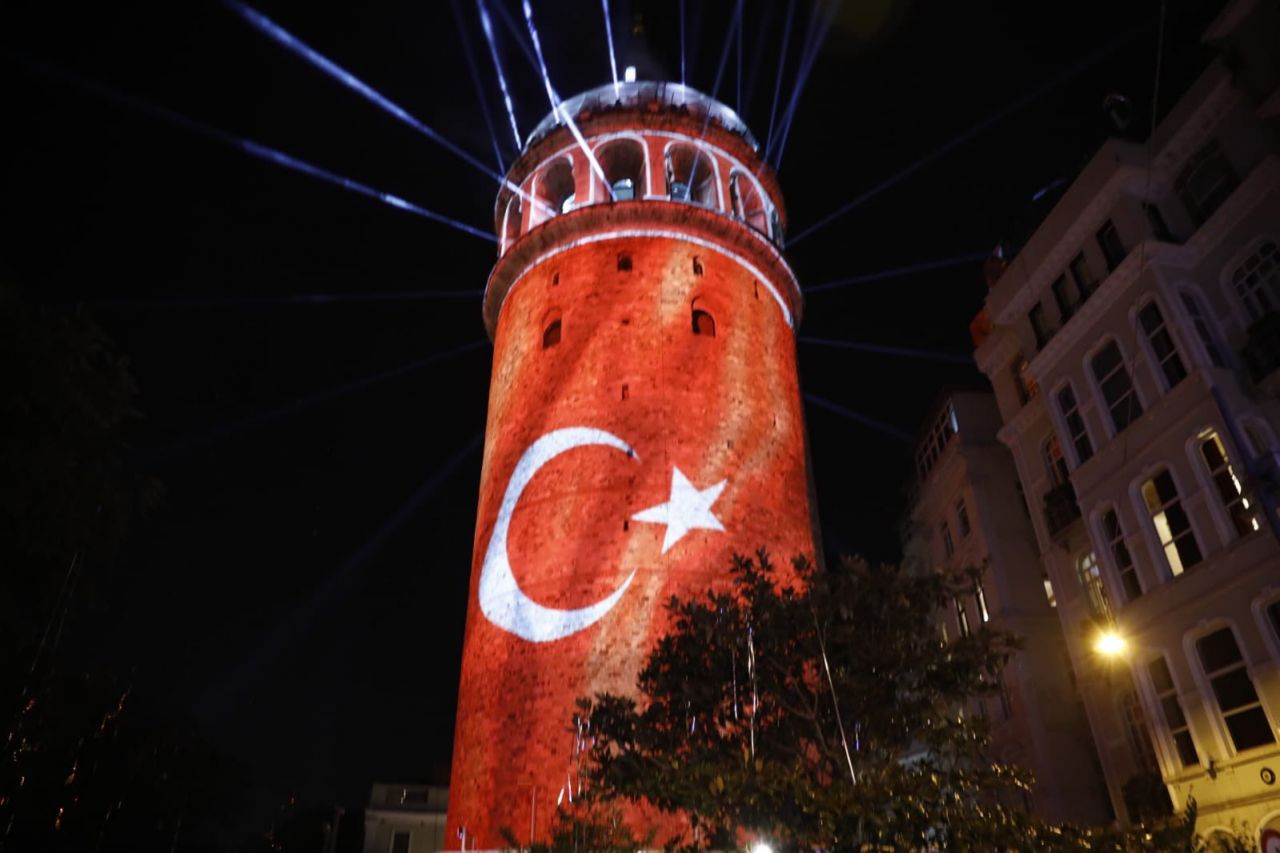 Galata Kulesi muhteşem bir şovla yeniden açıldı 1