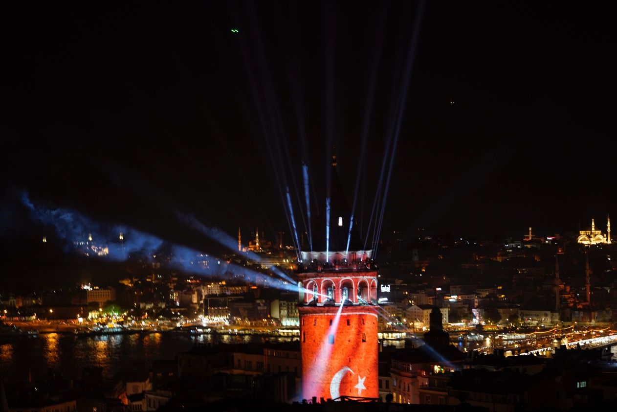 Galata Kulesi muhteşem bir şovla yeniden açıldı 13