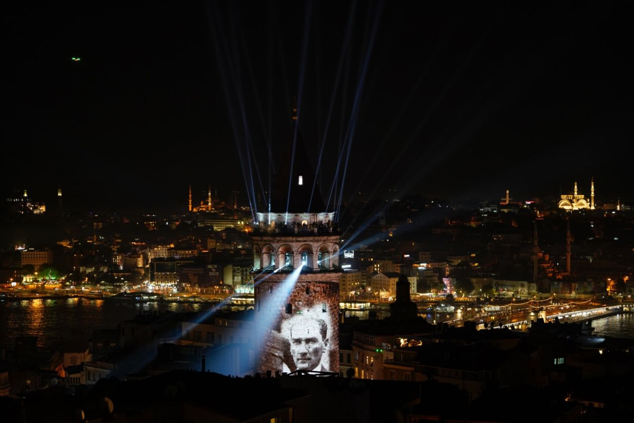 Galata Kulesi muhteşem bir şovla yeniden açıldı 14
