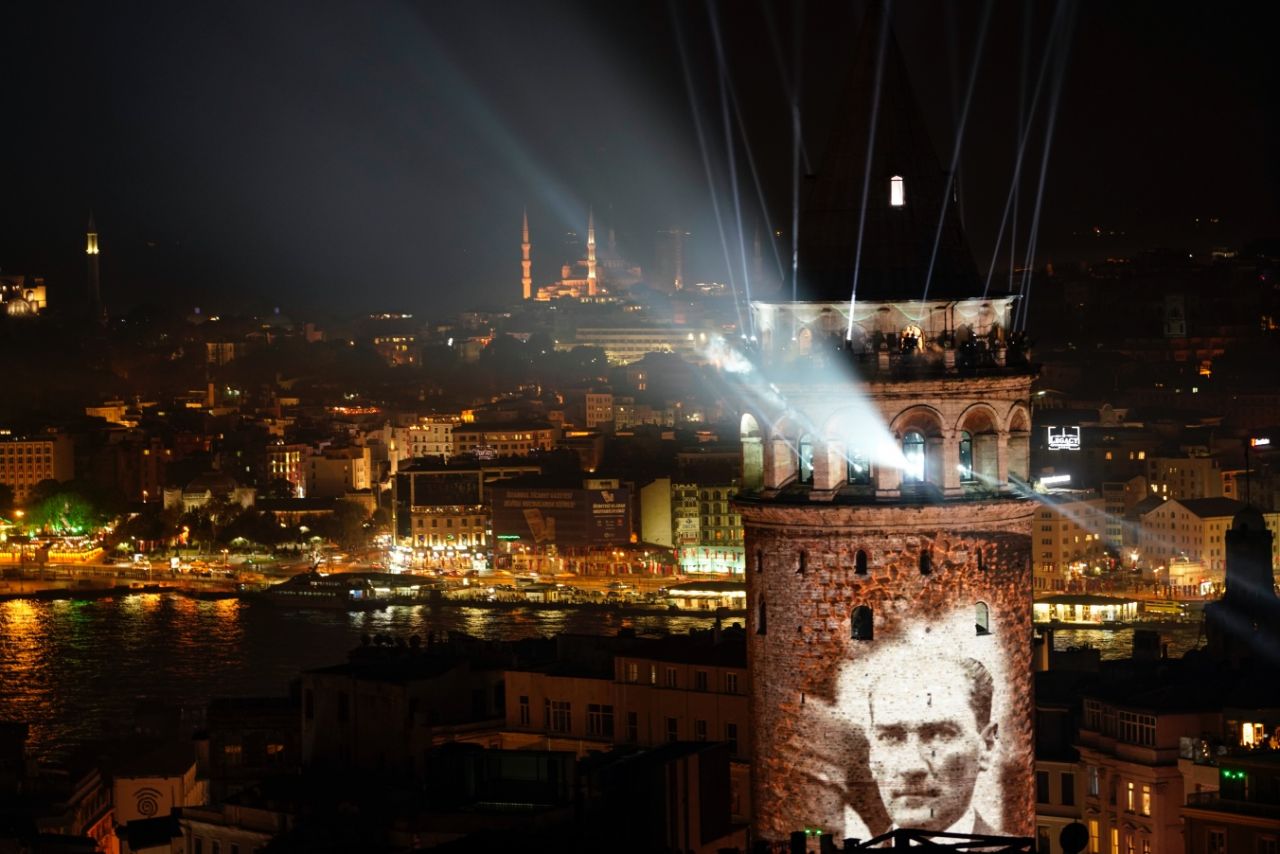 Galata Kulesi muhteşem bir şovla yeniden açıldı 15