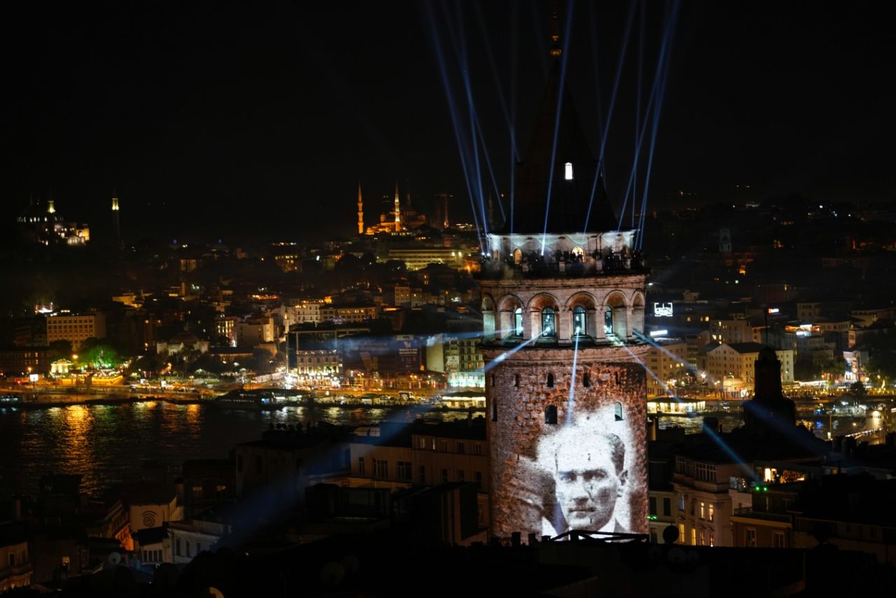 Galata Kulesi muhteşem bir şovla yeniden açıldı 16