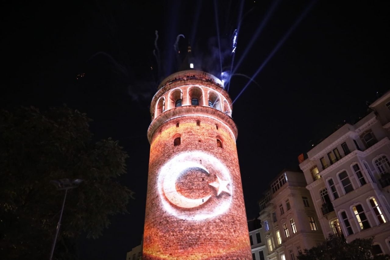 Galata Kulesi muhteşem bir şovla yeniden açıldı 21