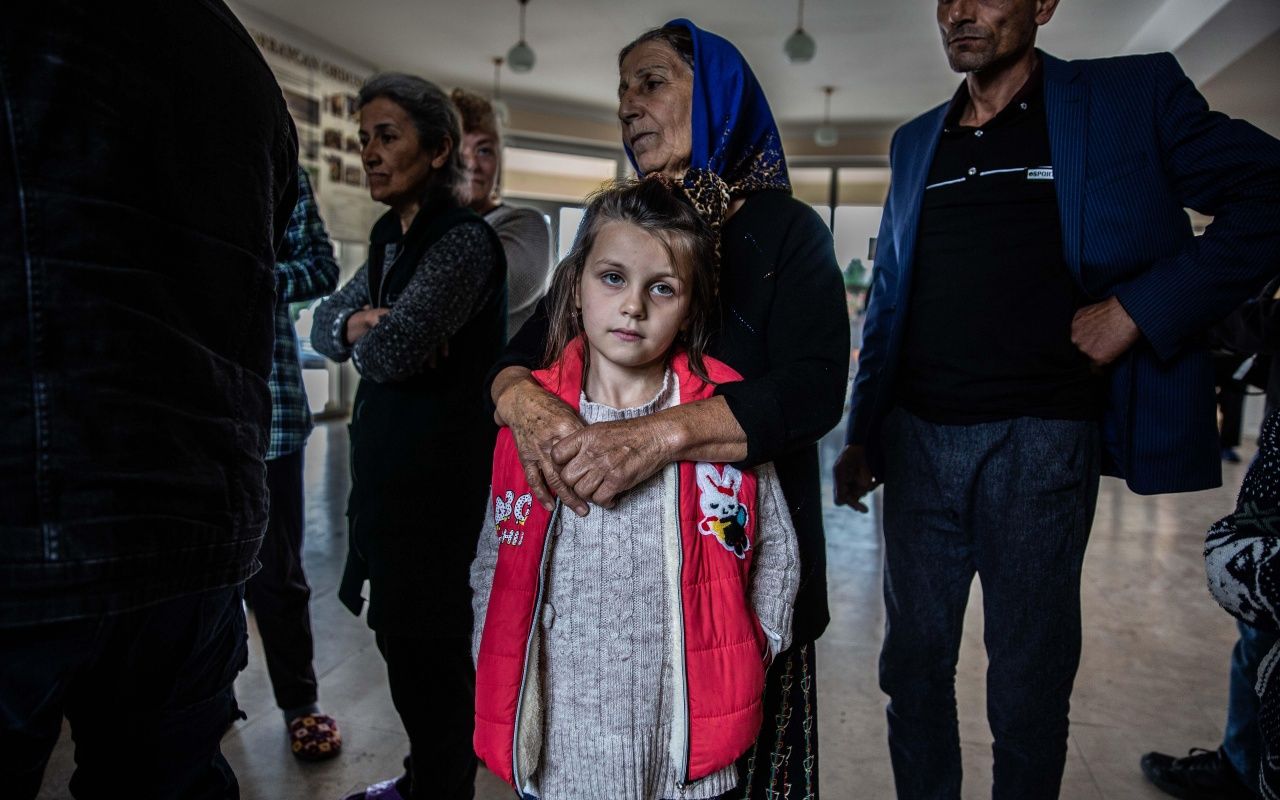 Azerbaycanlılar okullara sığınıyor 15