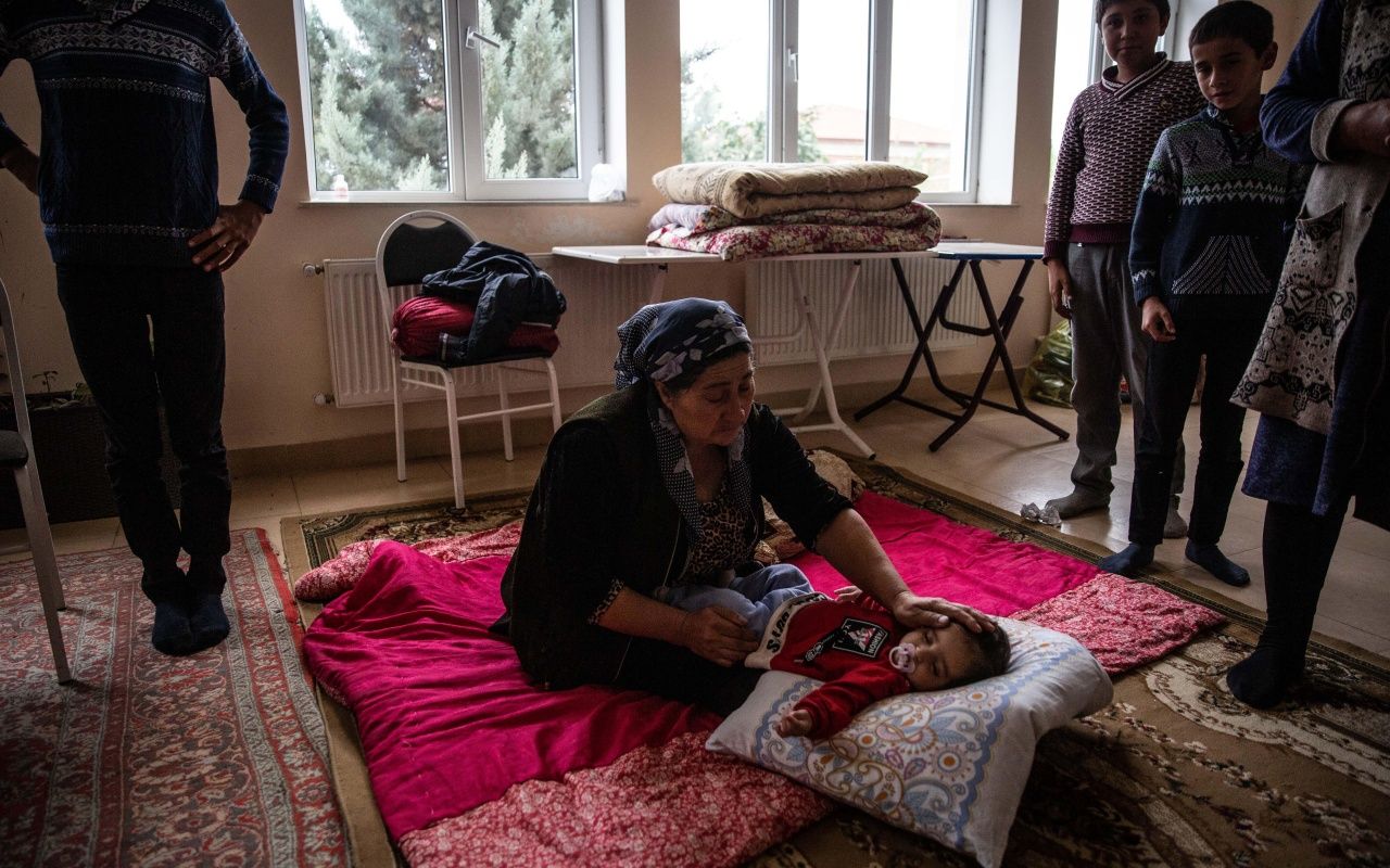 Azerbaycanlılar okullara sığınıyor 1