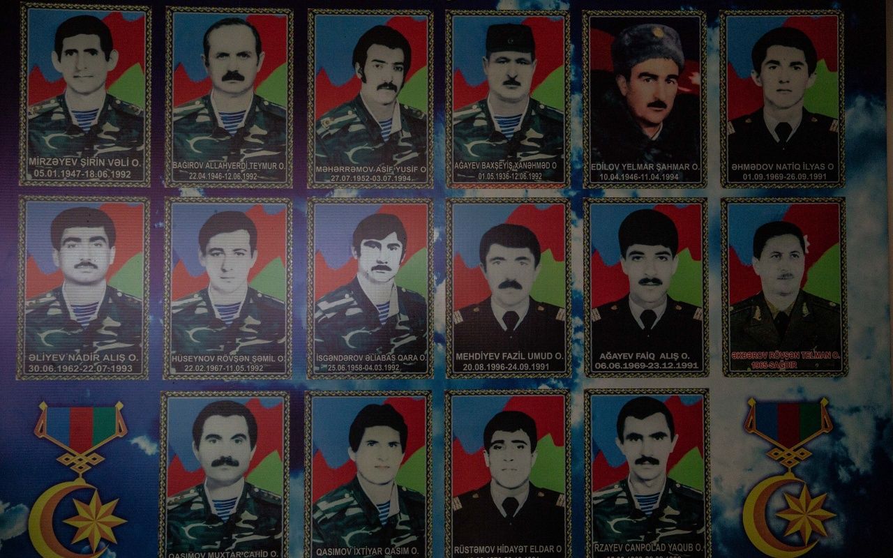 Azerbaycanlılar okullara sığınıyor 10