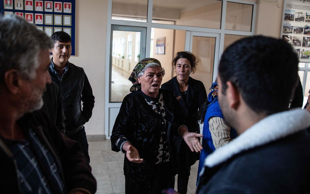 Azerbaycanlılar okullara sığınıyor 9