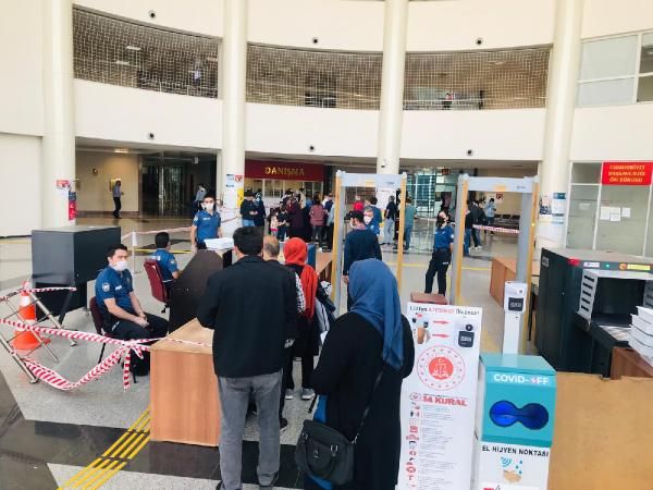 Biri koronavirüs hastası 11 kişi adliyeye girerken yakalandı 4