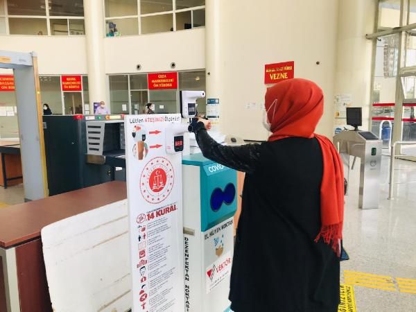 Biri koronavirüs hastası 11 kişi adliyeye girerken yakalandı 2