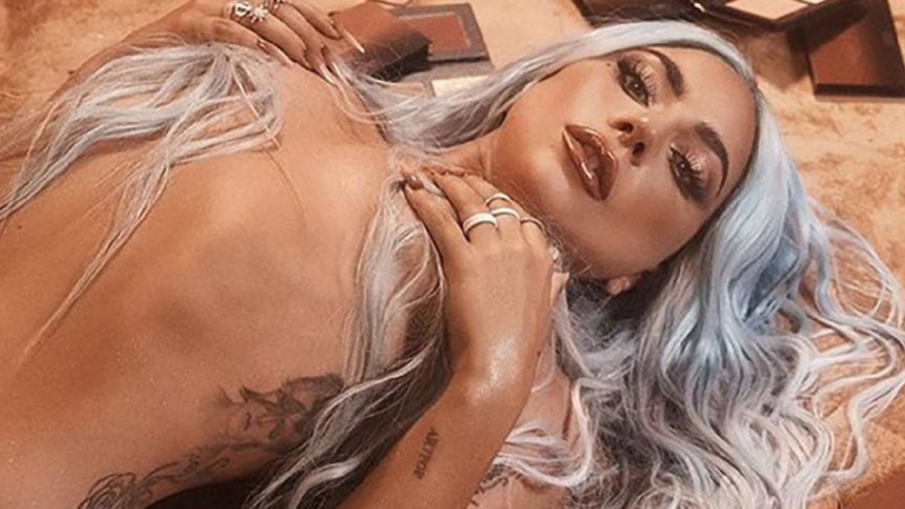 Lady Gaga’dan kendi markası için 'üstsüz' tanıtım! 1