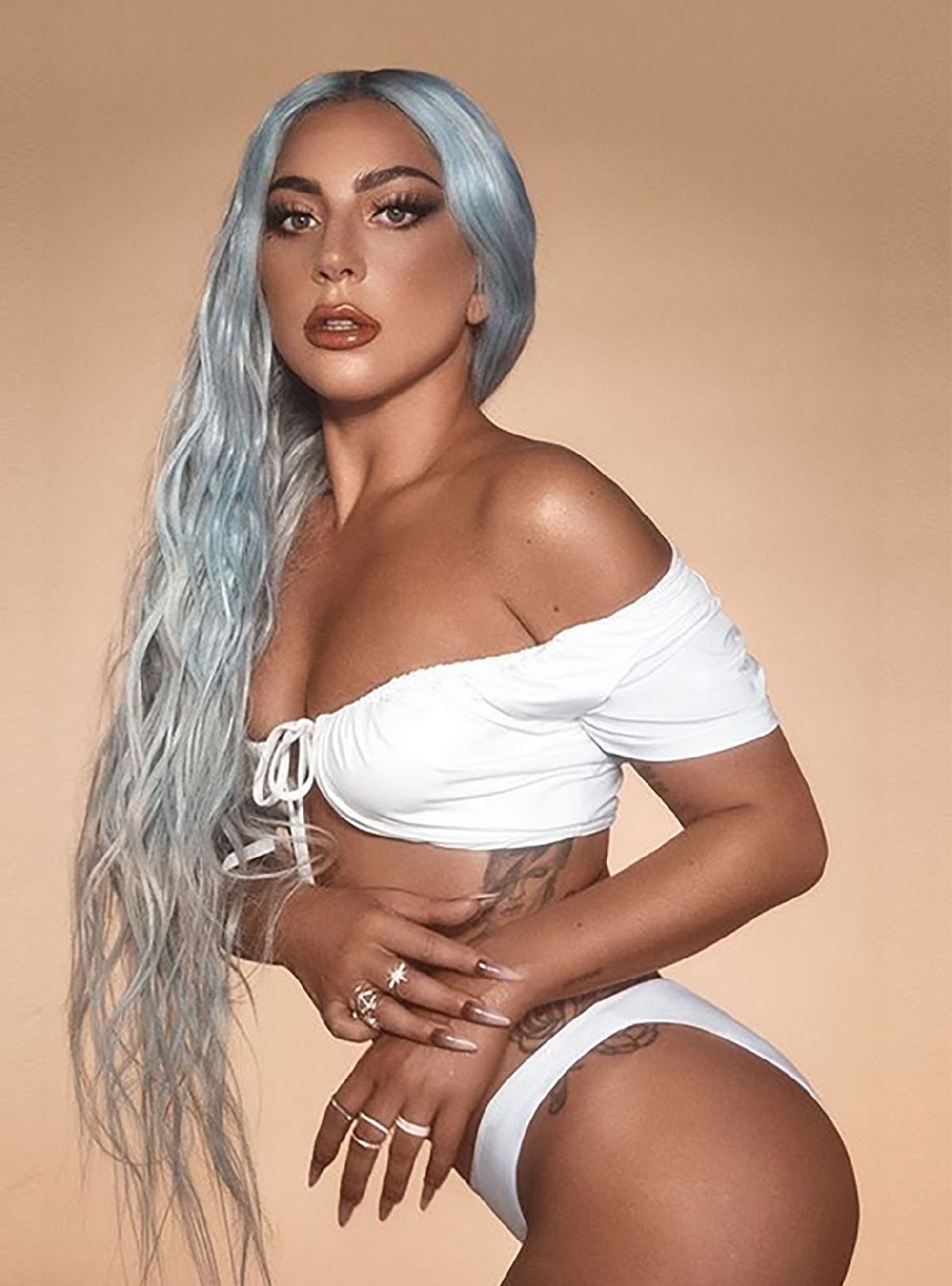 Lady Gaga’dan kendi markası için 'üstsüz' tanıtım! 3