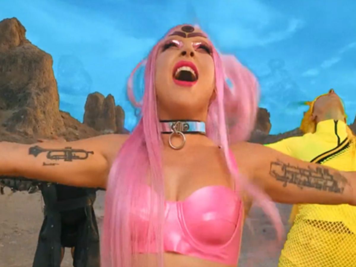 Lady Gaga’dan kendi markası için 'üstsüz' tanıtım! 9