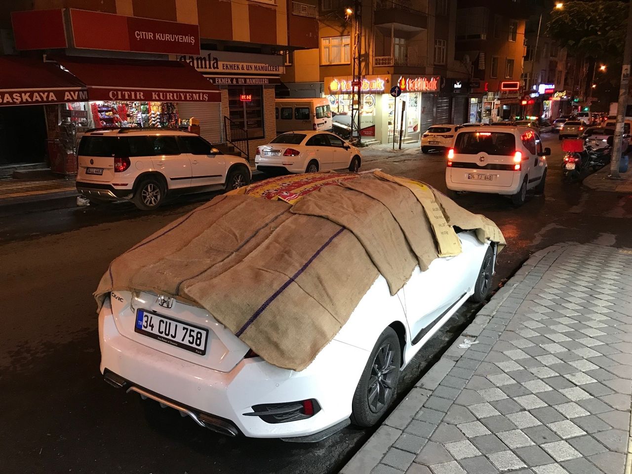 İstanbul'da vatandaşlardan 'dolu' önlemi 7
