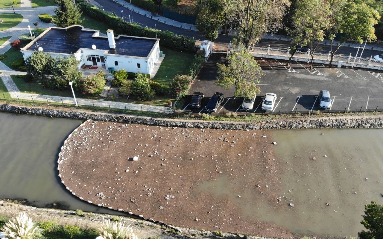 İstanbul'da yağmur sonrası çöp adası 1