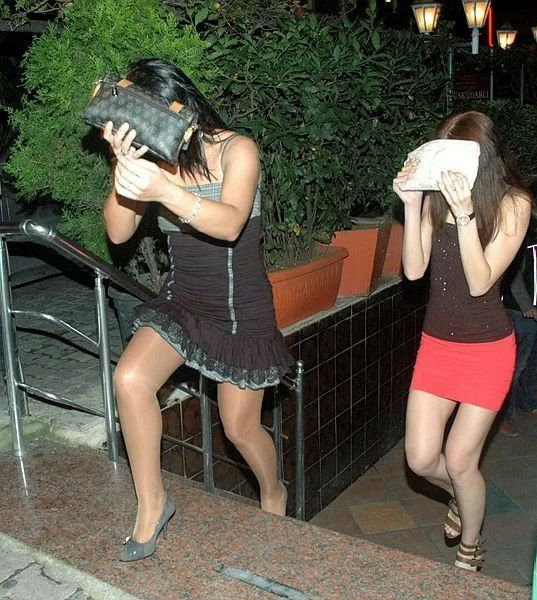Swinger partisine katılan su tesisatçısı, kendisini diş hekimi olarak tanıtıp çiftleri dolandırmış! 5
