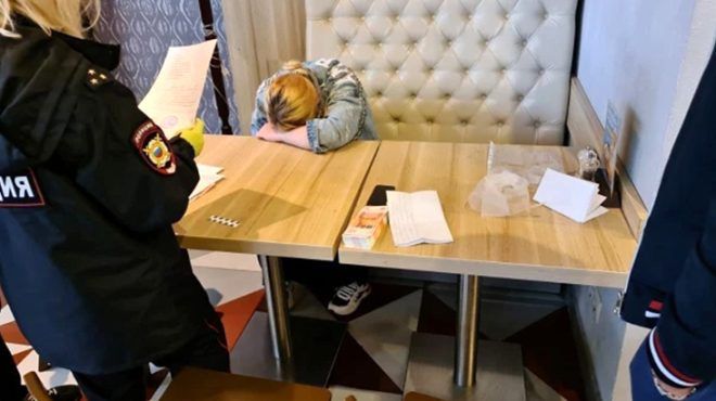 25 yaşındaki anne ayakkabı alabilmek için bir haftalık bebeğini satarken yakalandı! 4