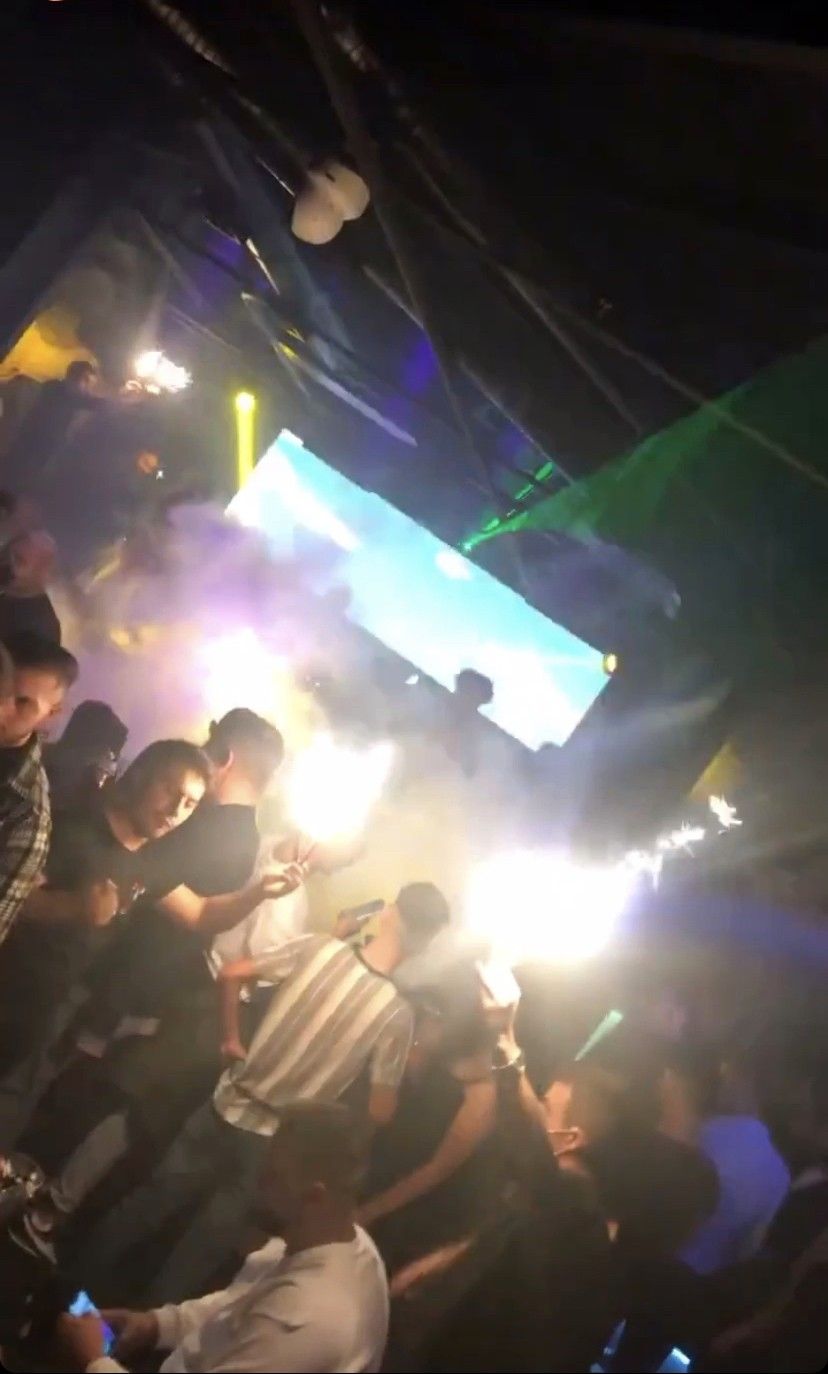 İstanbul'un göbeğinde yasağa rağmen dansözlü parti! 2