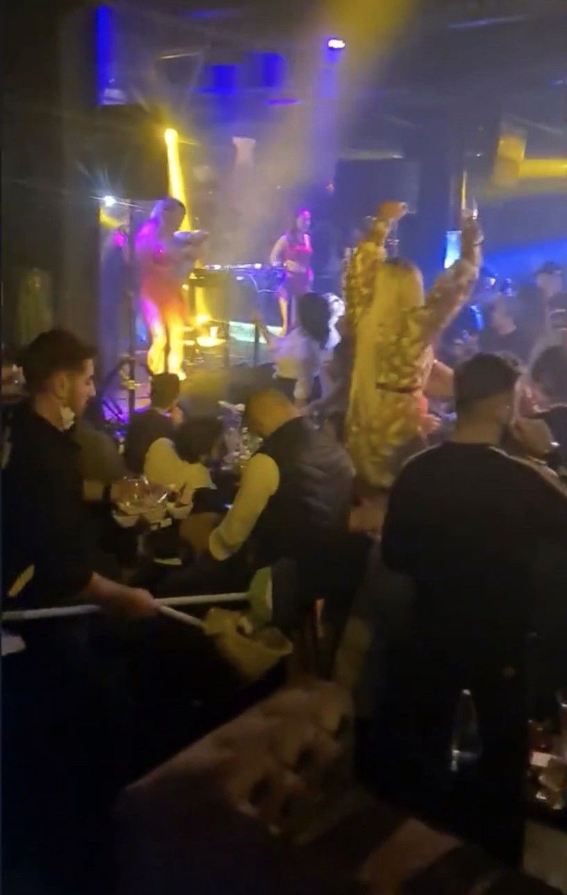 İstanbul'un göbeğinde yasağa rağmen dansözlü parti! 3