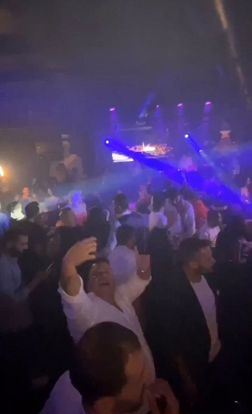 İstanbul'un göbeğinde yasağa rağmen dansözlü parti! 5
