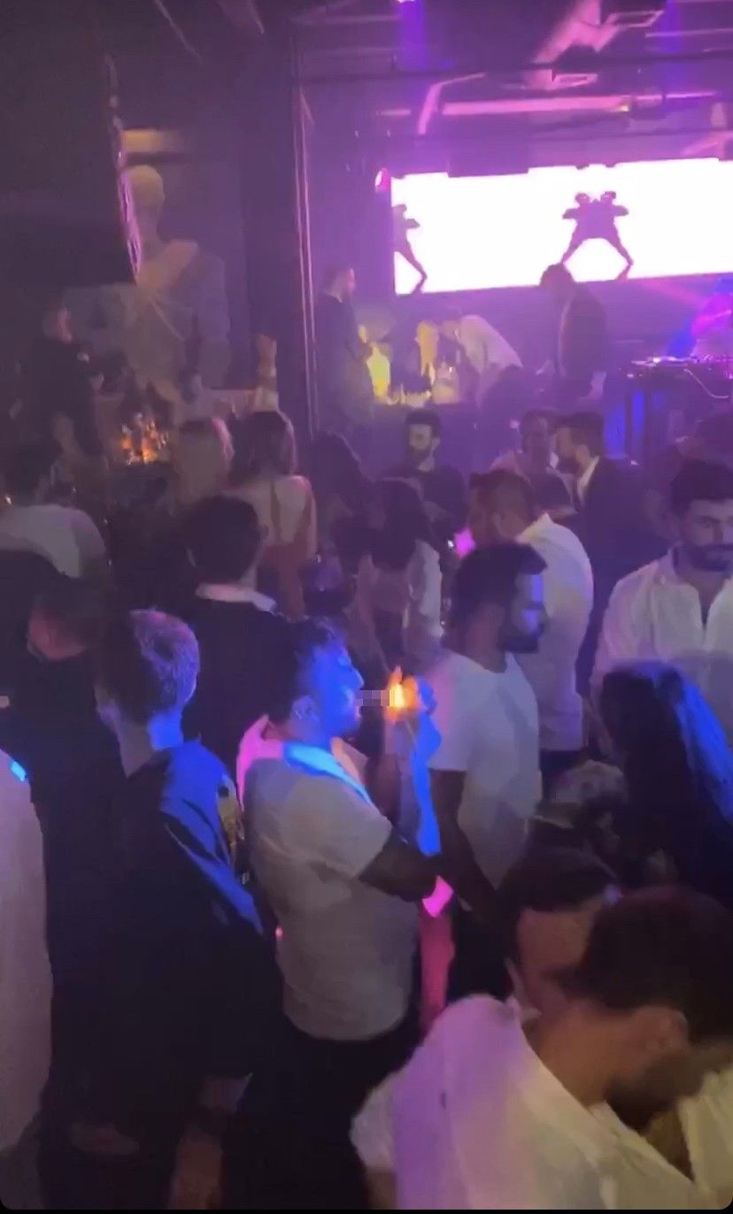 İstanbul'un göbeğinde yasağa rağmen dansözlü parti! 7