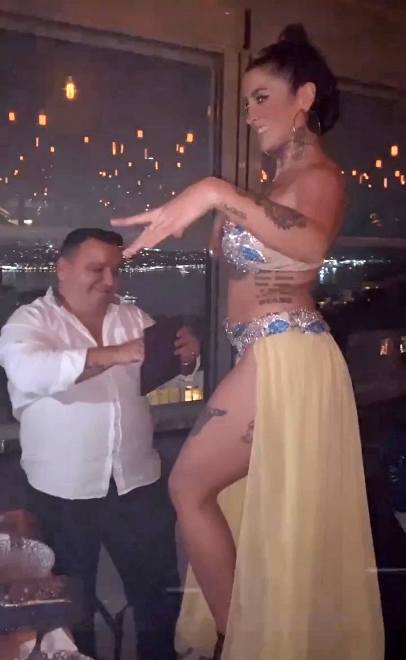 İstanbul'un göbeğinde yasağa rağmen dansözlü parti! 8