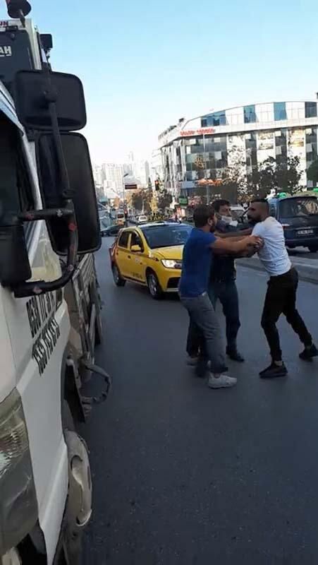 Yol ortasında tekmeli yumruklu kavga! 1