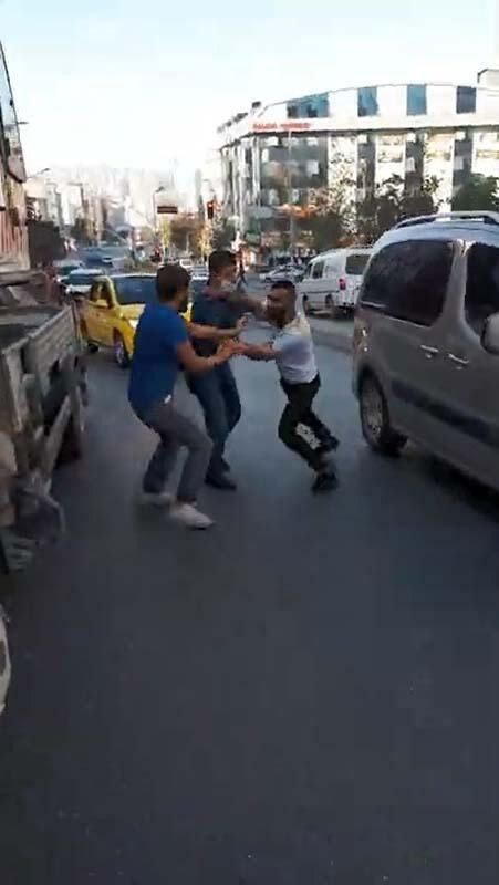 Yol ortasında tekmeli yumruklu kavga! 2