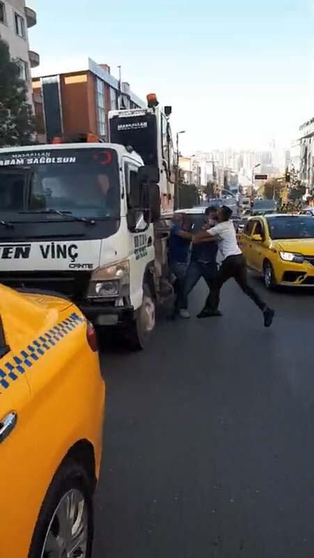 Yol ortasında tekmeli yumruklu kavga! 3