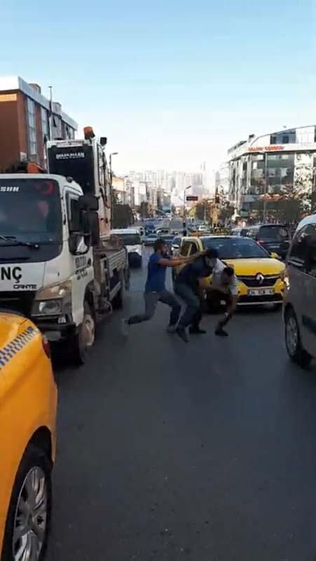 Yol ortasında tekmeli yumruklu kavga! 4