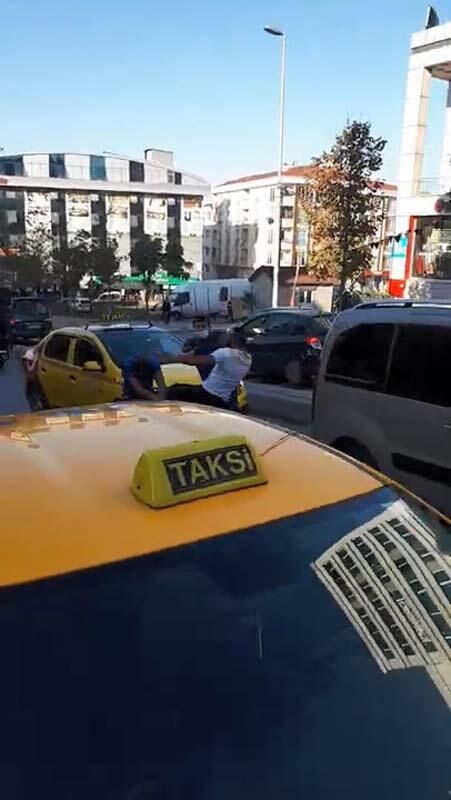Yol ortasında tekmeli yumruklu kavga! 5