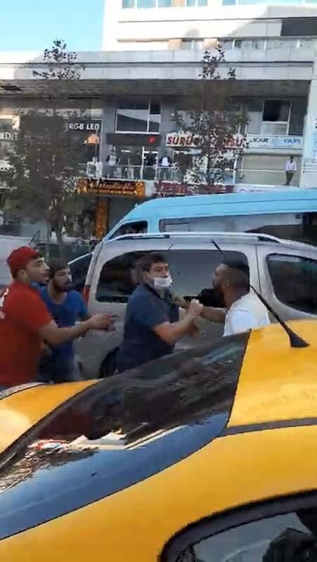 Yol ortasında tekmeli yumruklu kavga! 6
