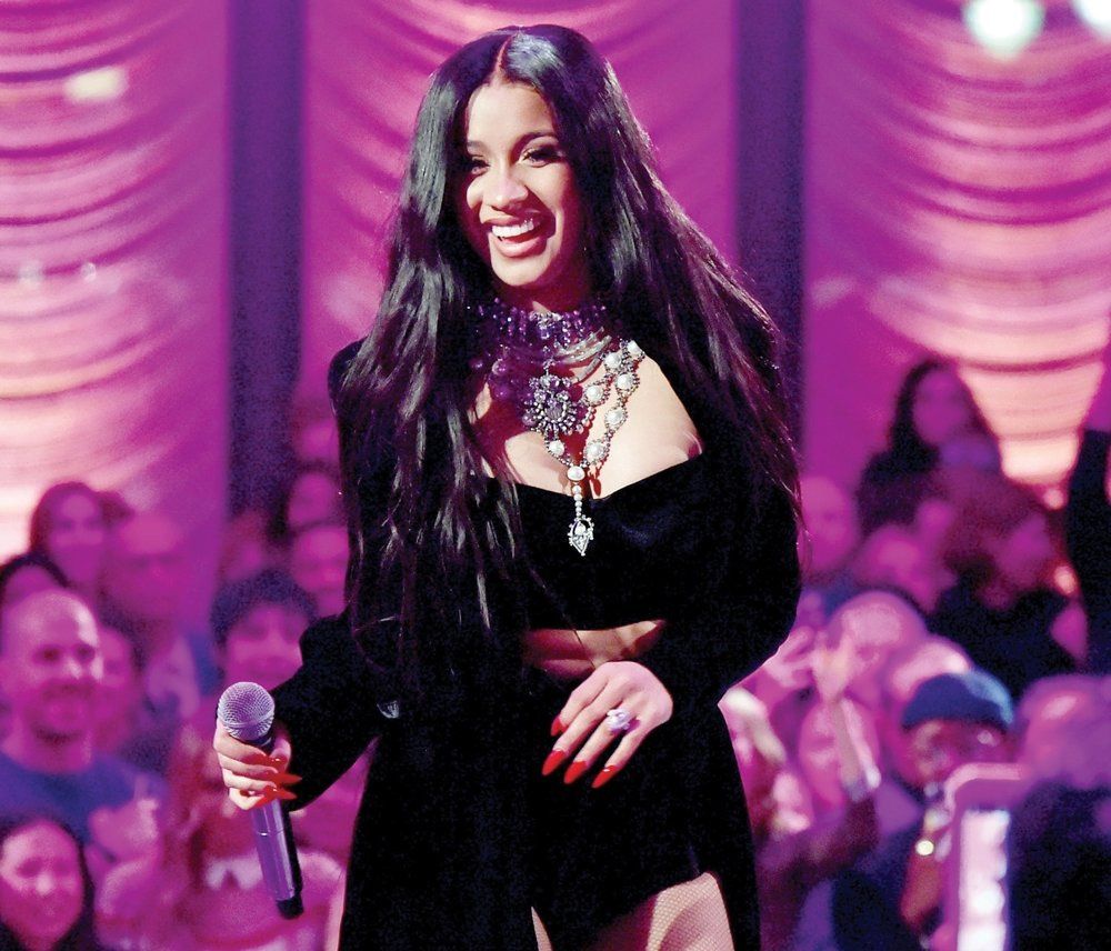 Rapçi Cardi B sosyal medyadan yanlışlıkla çıplak fotoğrafını paylaştı! 11