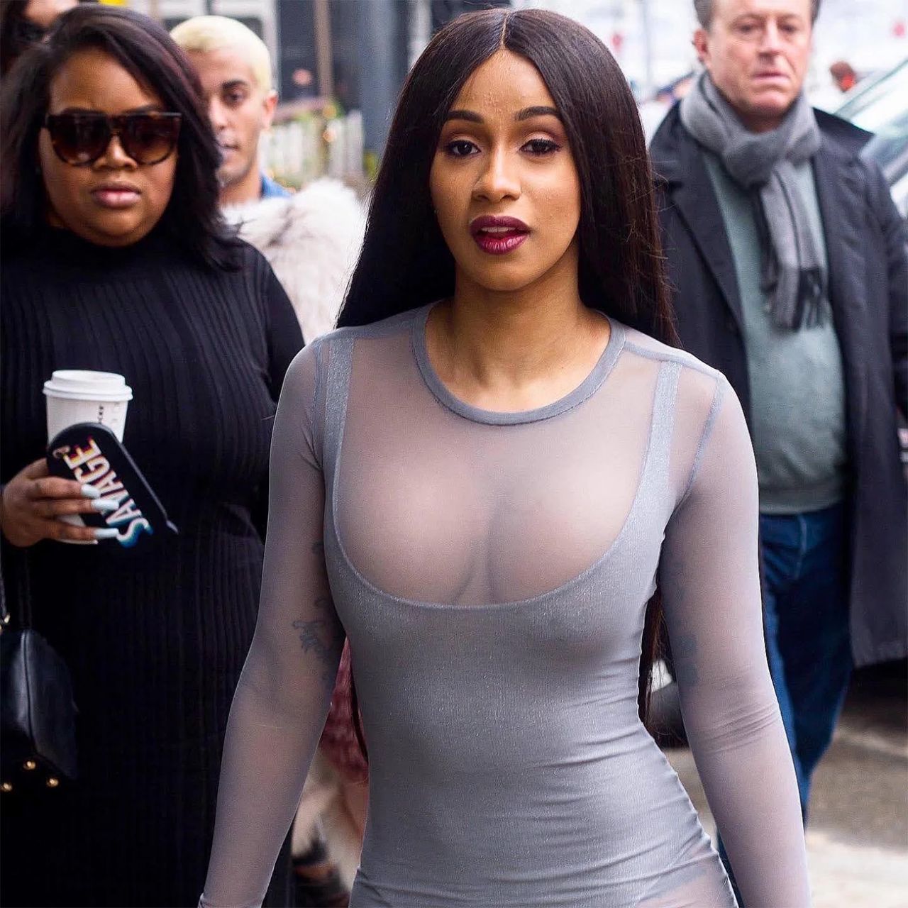 Rapçi Cardi B sosyal medyadan yanlışlıkla çıplak fotoğrafını paylaştı! 12
